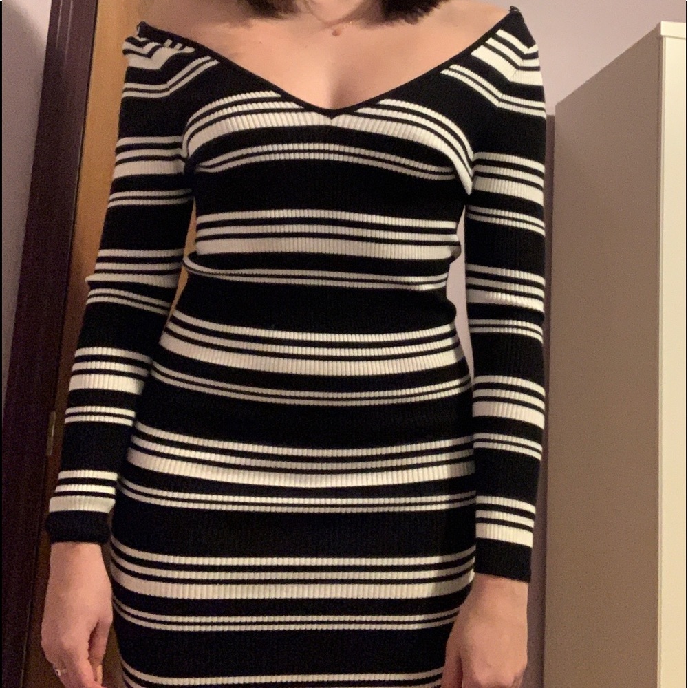 off the shoulder bodycon dress that will hug all your curves🖤⏳